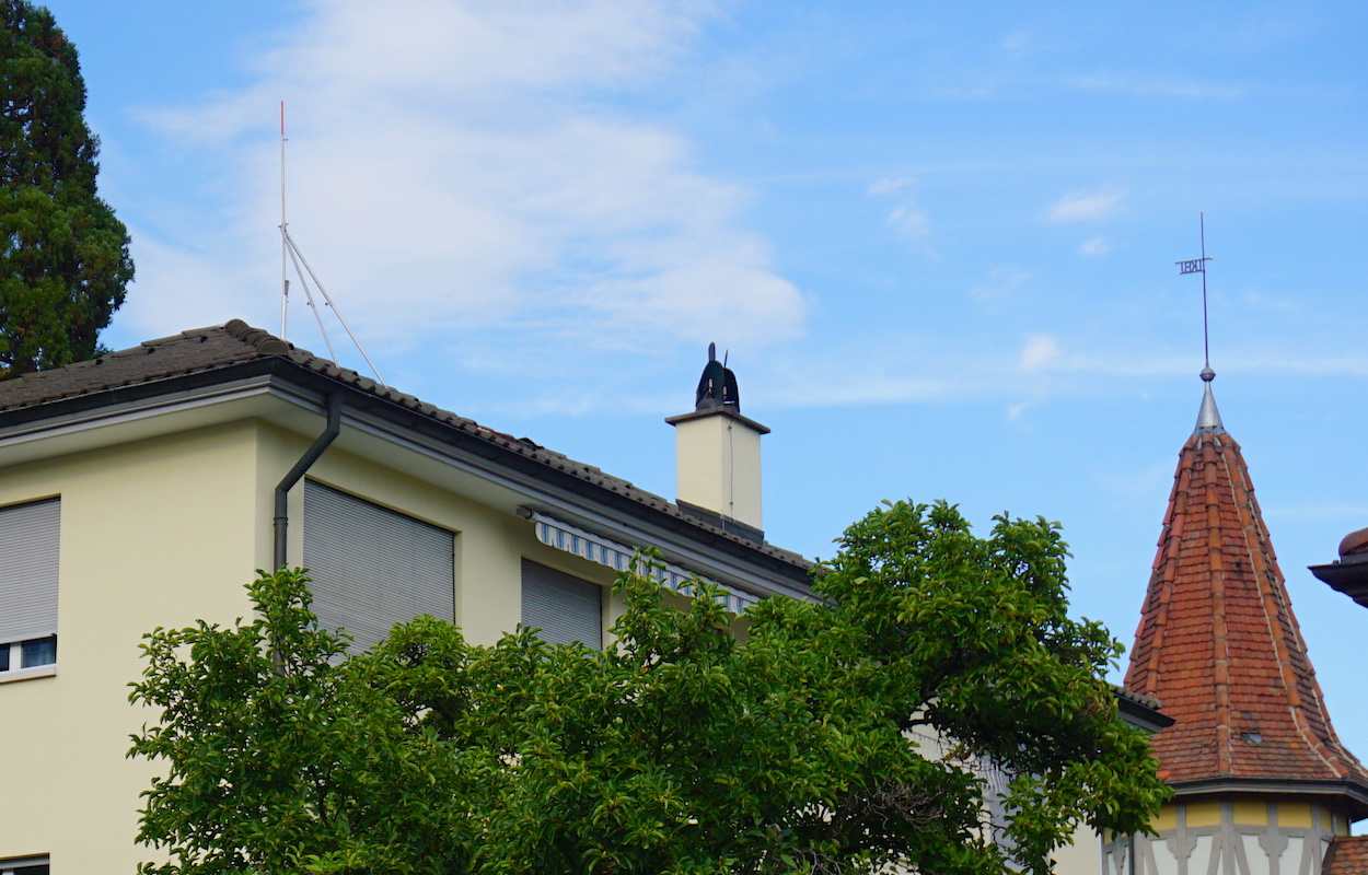 Das Bauprofil steht seit mehreren Jahren auf dem Hausdach an der Villenstrasse 2.