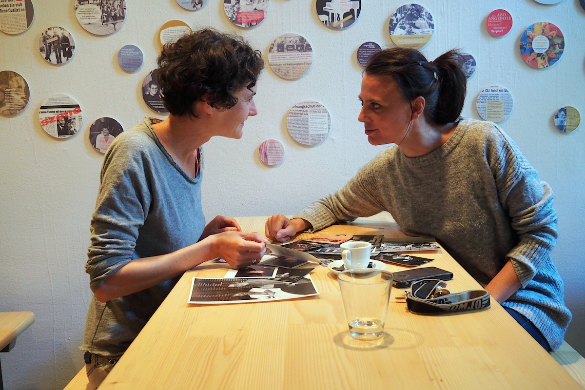 Sonja Eisl (links) und Judith Rohrbach wühlen sich durch alte Fotografien vom Kleintheater.