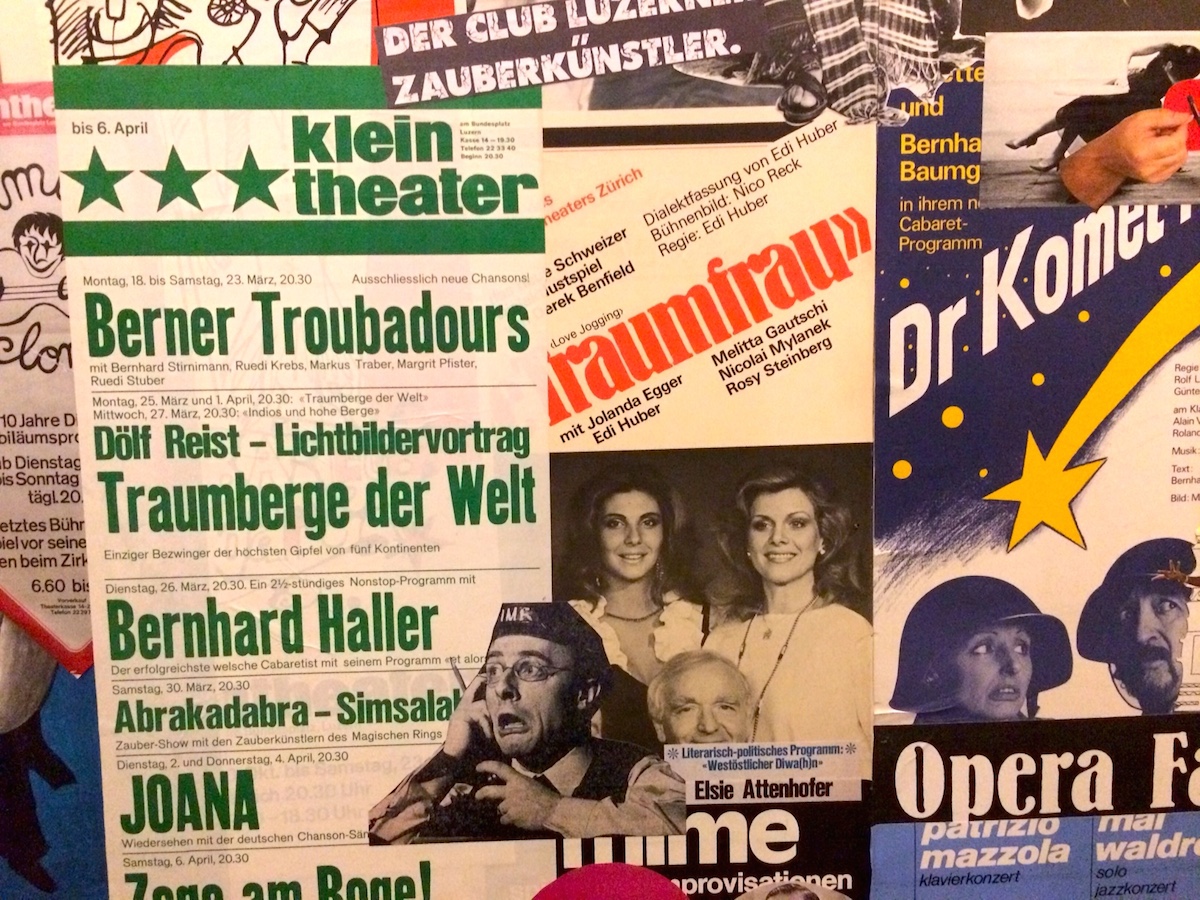 Eine Wand aus Erinnerungen und Plakaten ziert neuerdings das Kleintheater.