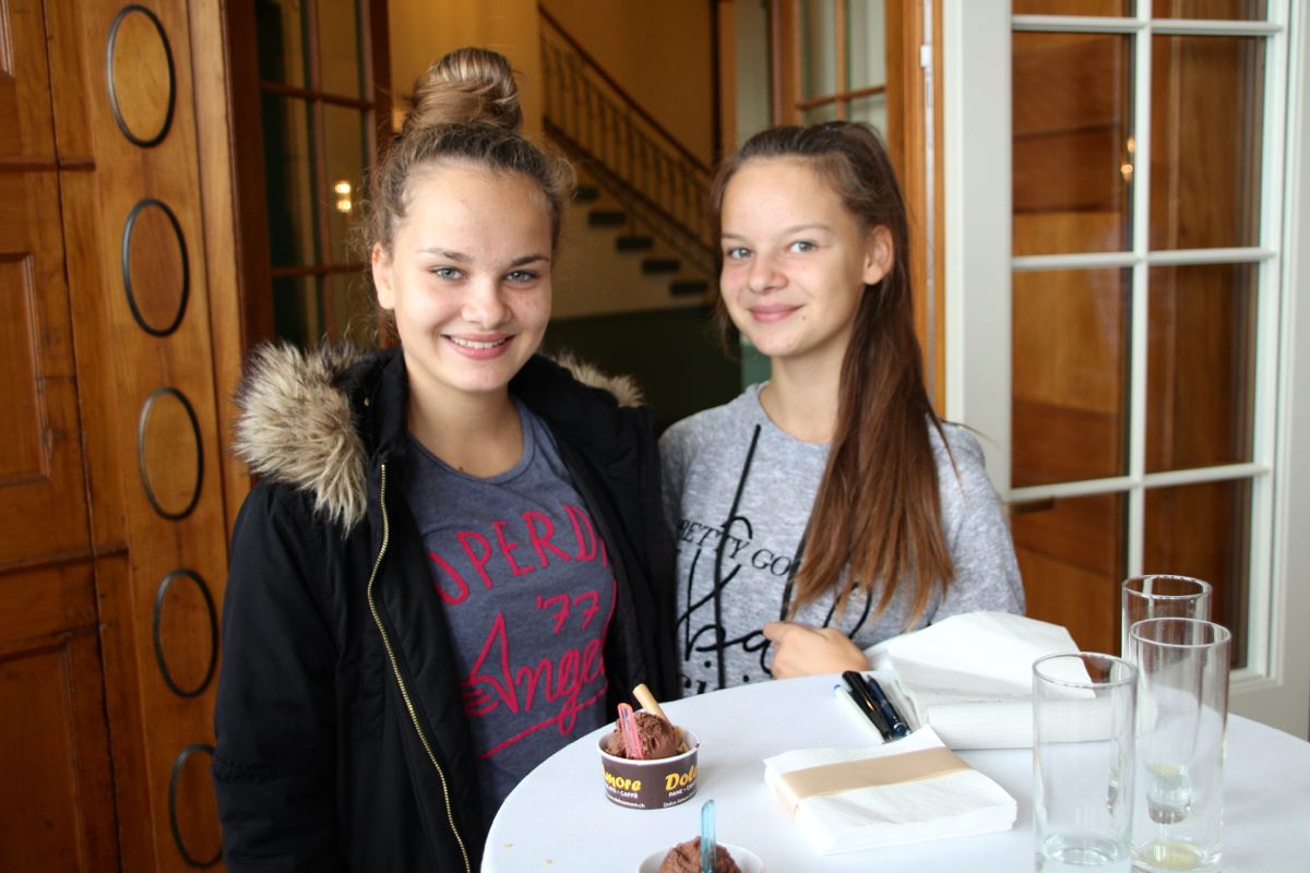 Ana und Tanja Blagojevic finden den Festsaal «megaschön». Sie tanzten schon Ballett hier.