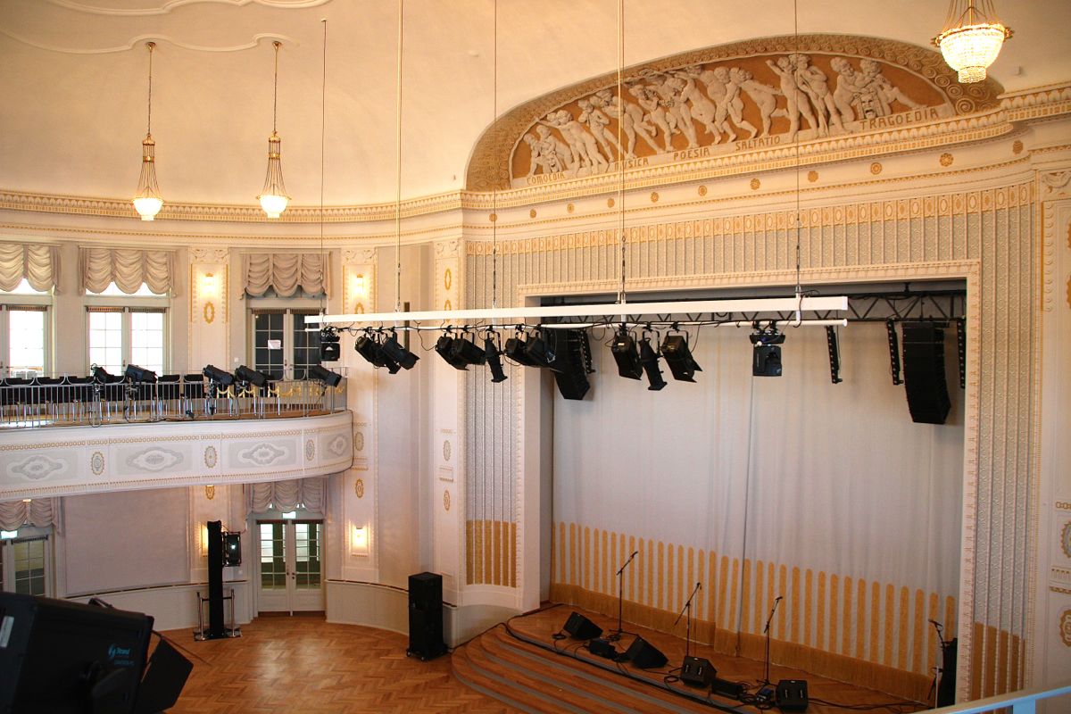 Der aufwändig renovierte Festsaal aus dem 1909 eröffneten Altbau von Dagobert Keiser.