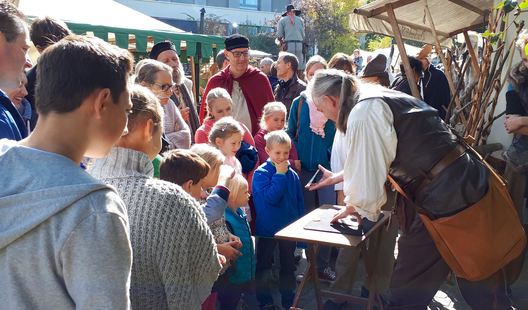 Ein Gaukler schlägt die Zuger Kinder in seinen Bann.