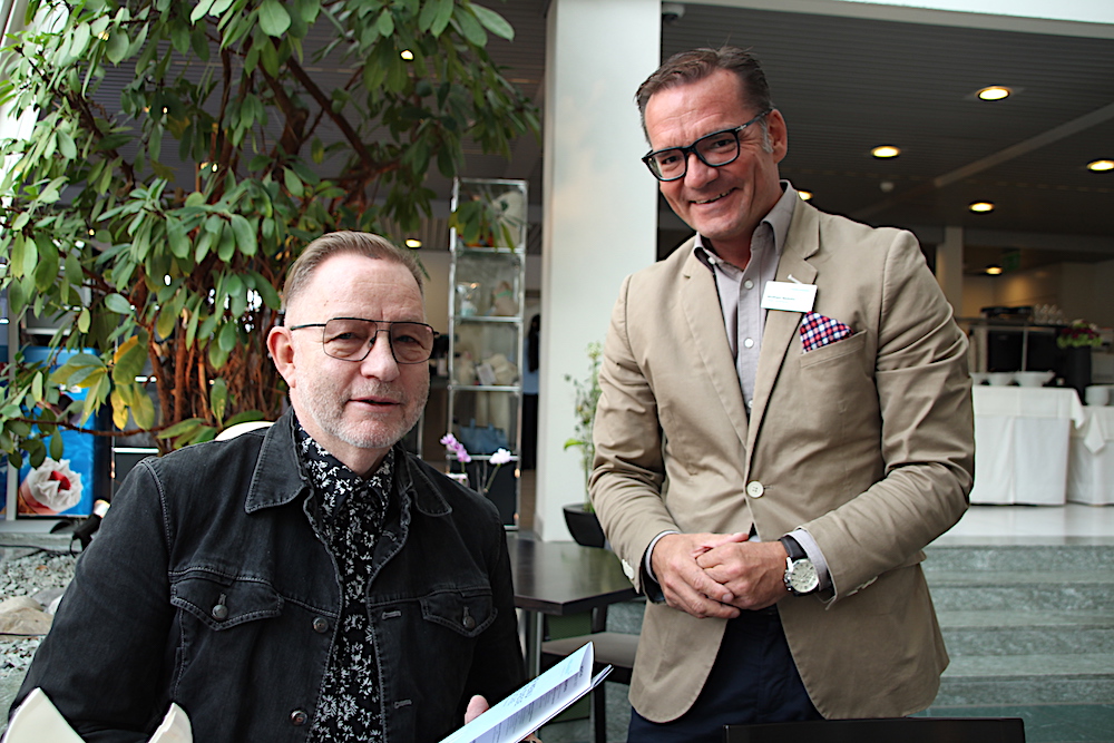 Hubert Erni (links) mit Wolfram Beduhn, dem Leiter der Hotellerie in der Chamer Andreas-Klinik.