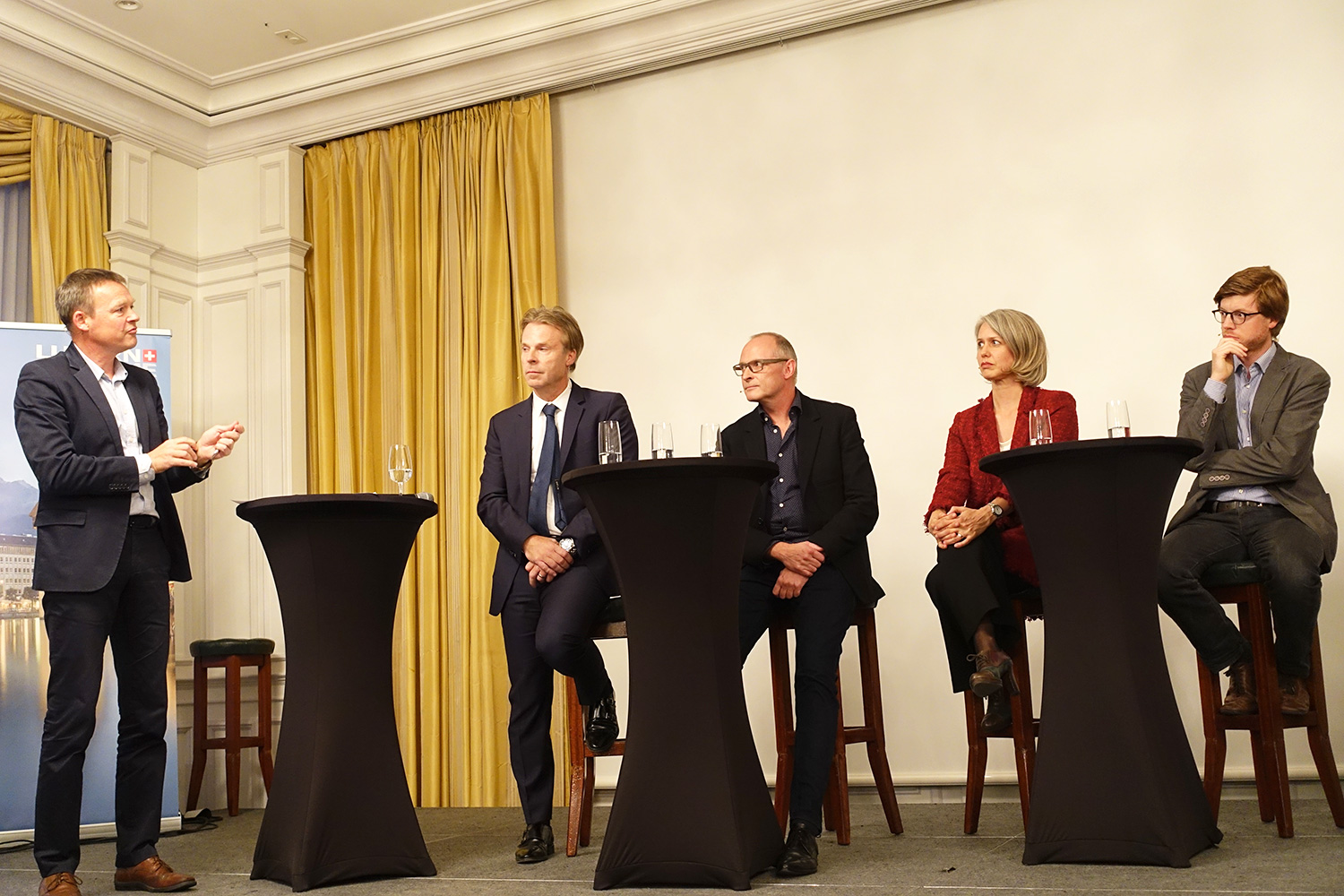 Stefan Eiholzer (ganz links) moderierte die Runde: Guido Zumbühl (CEO Bucherer), Markus Schulthess (Quartierverein Hirschmatt-Neustadt), Franziska Bitzi (Stadträtin) und Christian Hochstrasser (Grossstadtrat).