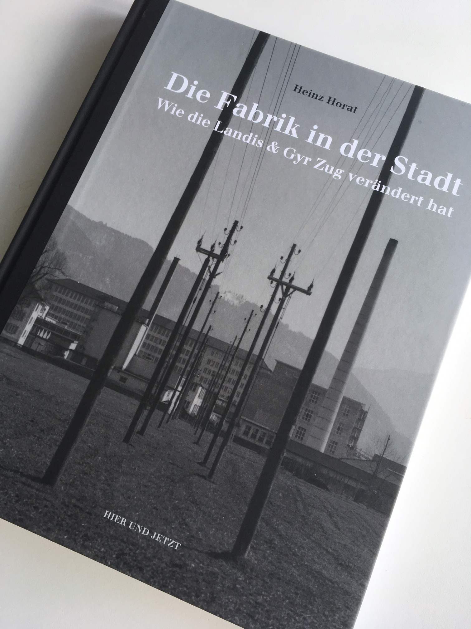 Das Buch «Die Fabrik in der Stadt». Herausgeber sind der Vereins Industriepfad Lorze und der Verlag Hier und Jetzt.