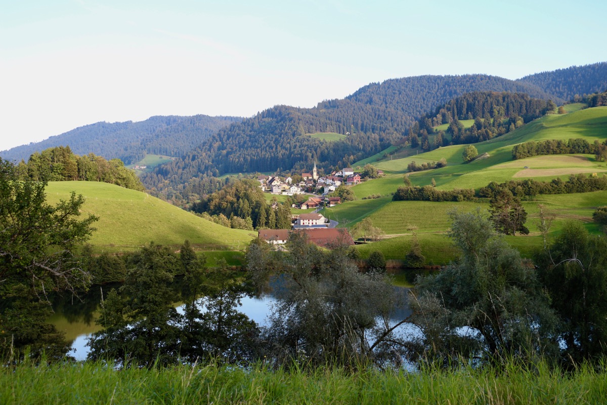 Hübsch eingebettet zwischen Moränenhügeln liegt der Weiler Finstersee.