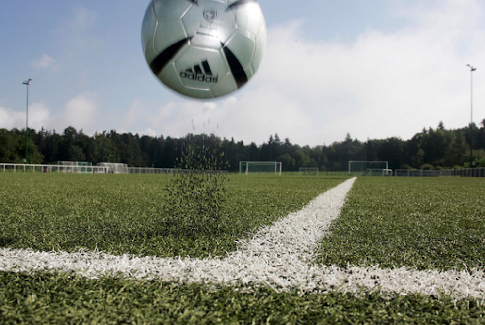 Der Ball läuft schneller und exakter als auf Gras: Ein Kunstrasen zeitigt spielerische Fortschritte.