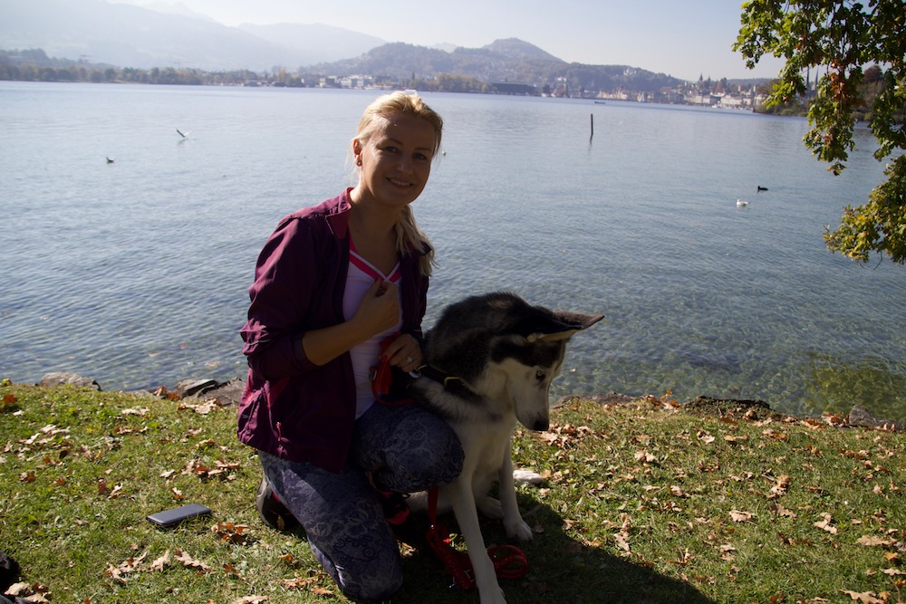 Matilda Curti aus Luzern hat die Show mit ihrem Husky am See verfolgt.