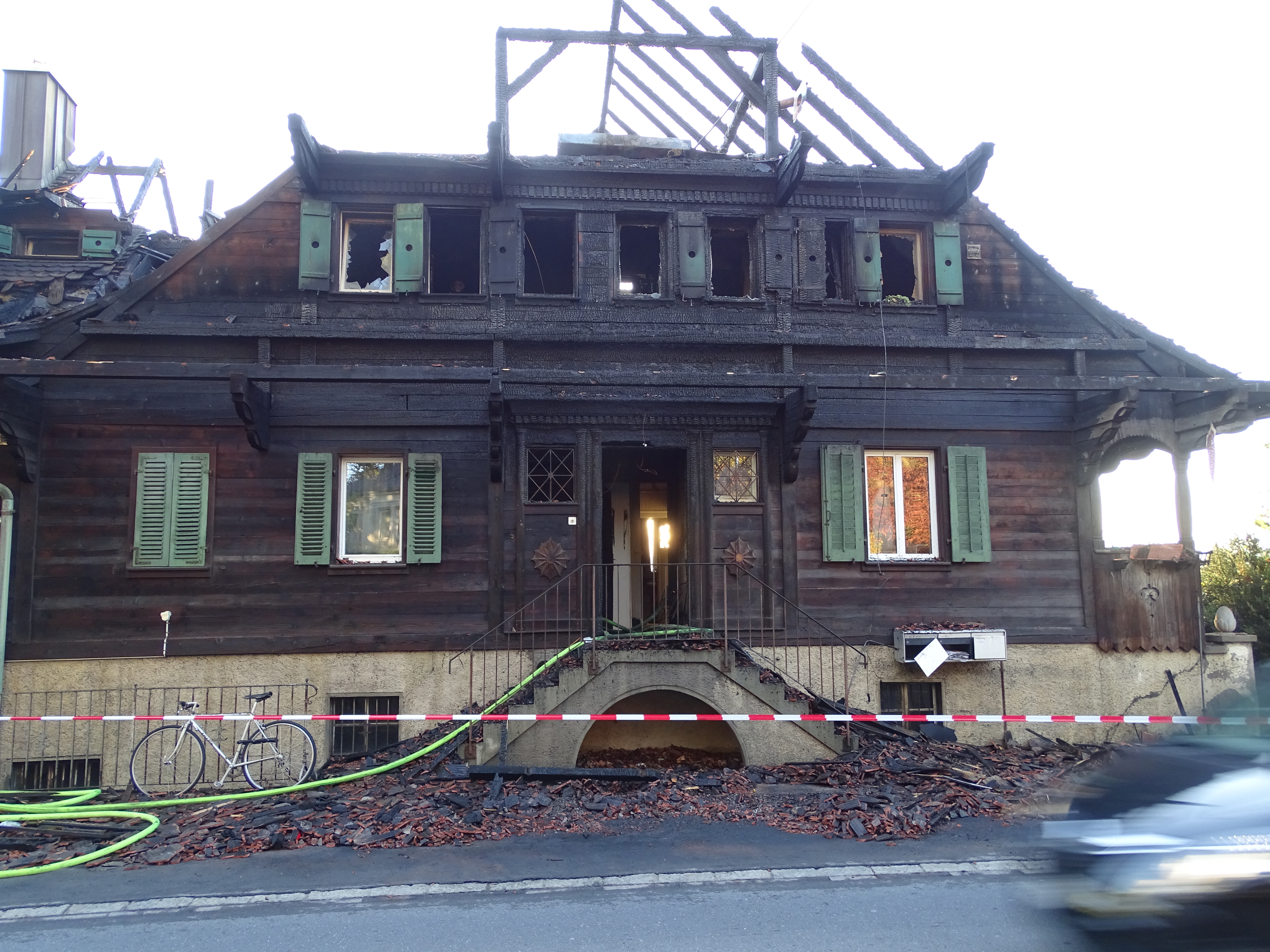Am Morgen nach dem Brand: Das Haus an der Luzernerstrasse in Hünenberg See ist nicht mehr bewohnbar.