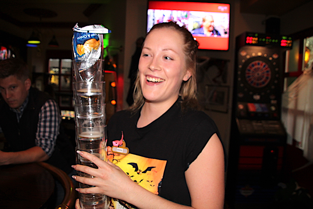 Emma vom Bar-Staff beim Biergläser-Stacking.