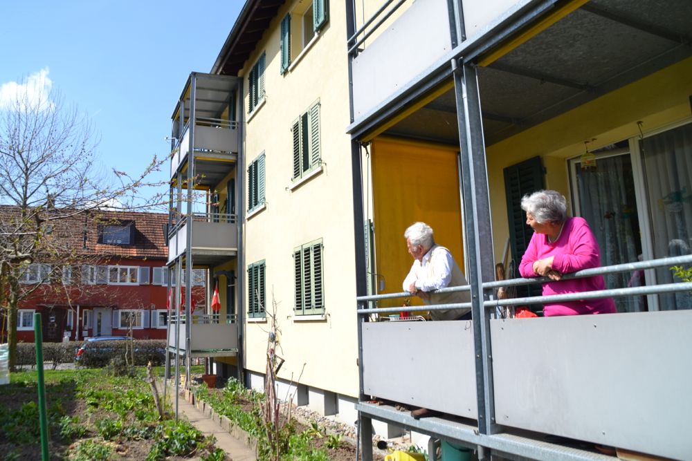 Die Wohnungen in der Gartenstadt seien nicht mehr «zeitgemäss», findet der Zuger Stadtrat. Auf dem Foto eine der Liegenschaften an der Aabachstrasse. Die Bewohner fühlen sich glücklich in den günstigen, hellen Wohnungen.