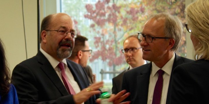 Gut gelaunt: Joachim Eder (l.) wurde als Ständerat wieder gewählt und hat mit Peter Hegglin (r.) einen neuen Kollegen bekommen.