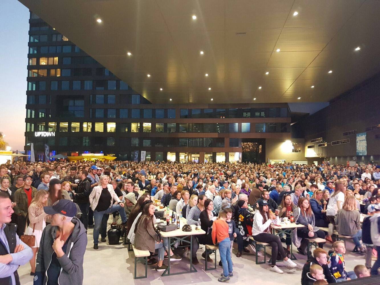 Public Viewing auf dem Arenaplatz: Auch hier können EVZ-Fans künftig von Videokameras beobachtet werden.