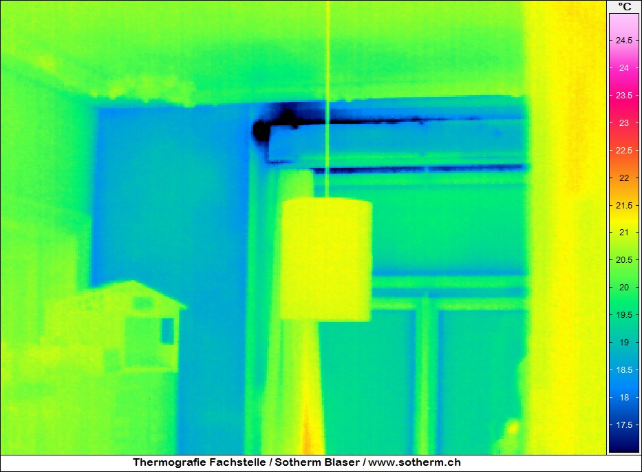 Wärmebildaufnahmen zeigen undichte Stellen hervorgerufen durch grosse Temperaturunterschiede zum Beispiel bei Ritzen in einem Rollladenkasten mit blauen Farbtönen an.