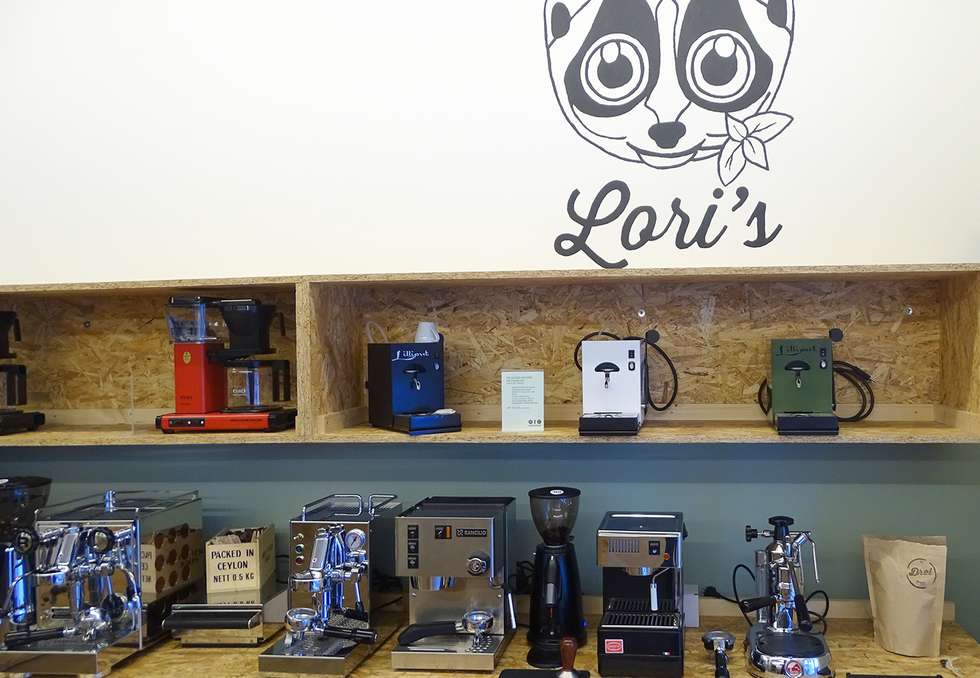 Das Maskottchen Loris wacht über die Kaffeemaschinen.