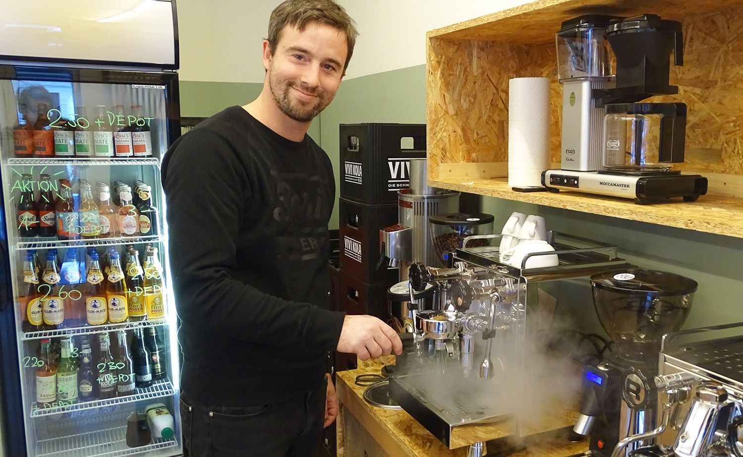 Es dampft und zischt: Claudio Bergen bereitet einen Kaffee zu.
