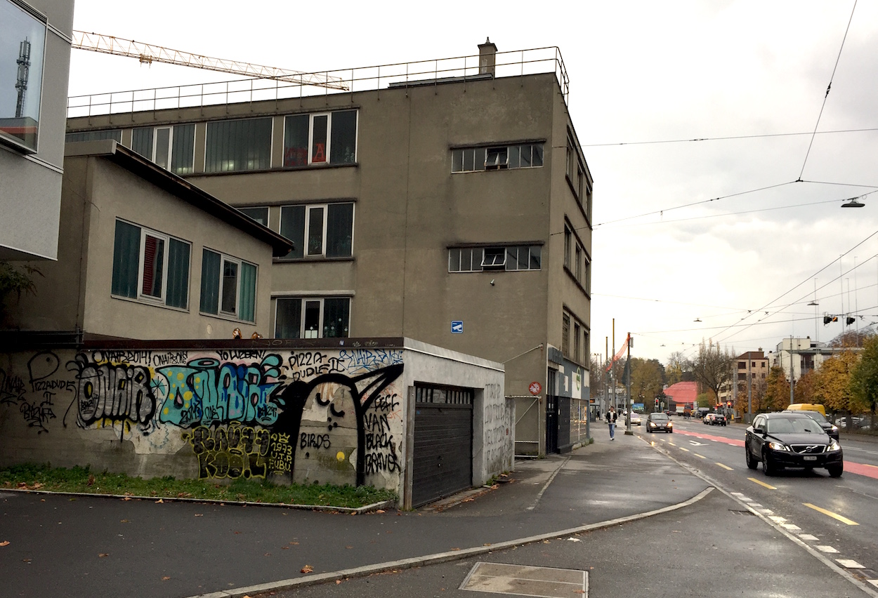 Für manche ein Kulturgut, für andere ein hässlicher Klotz: Das Gewerbegebäude an der Tribschenstrasse in Luzern.