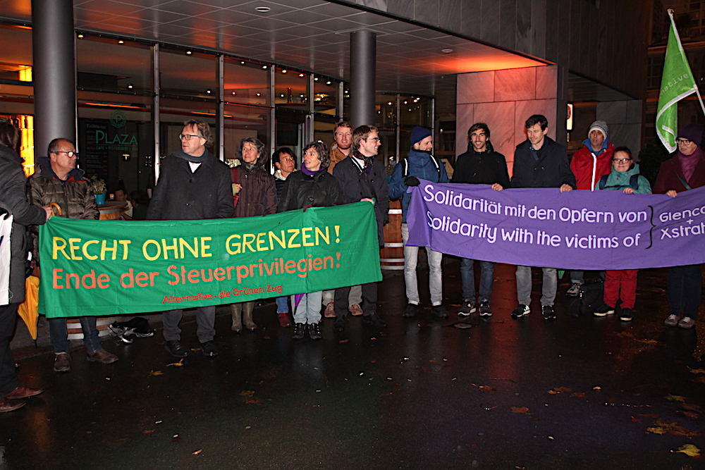 Auch gegen Glencore waren die Transparente der Demonstranten bei der Mahnwache gerichtet.