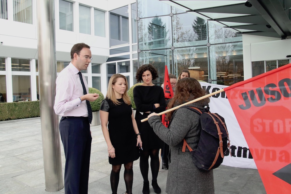 Watenpuhl (links) und Tamara Funiciello angeregt im Gespräch, anwesend sich auch zwei Abteilungsleiterinnen der Glencore.