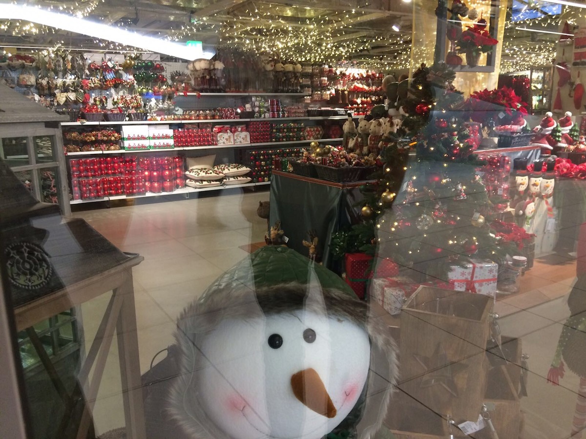 Kommerz sogar an Heiligabend: Blick in ein Schaufenster des Einkaufszentrums «Zugerland».