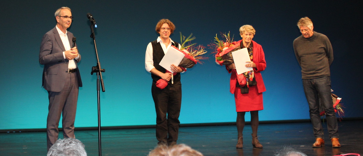 Trockene Feier im Theater: Stadtpräsident Beat Züsli mit Musiker Christov Rolla, Übersetzerin Ute Birgi-Knellessen sowie Künstler Peter Roesch.