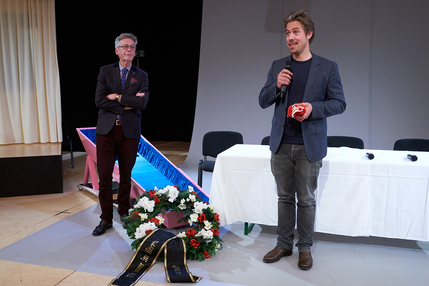 Philipp Zingg (links) übergab an Luzerner-Theater-Intendant Benedikt von Peter ein Geschenk: Fast 16'000 Franken aus einem Crowdfunding.