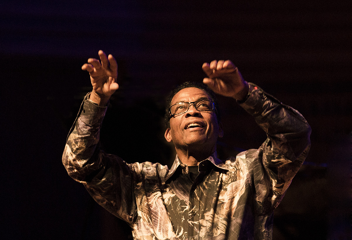 Herbie Hancock beschwörte das inspirierende Konzerthaus und die Fans auf den hohen Balkonen.