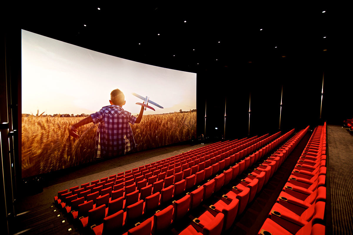 Кинотеатр с самым большим экраном. Большой экран в кинотеатре. Экран в IMAX кинотеатре. Самый большой экран в кинотеатре. Технология IMAX.