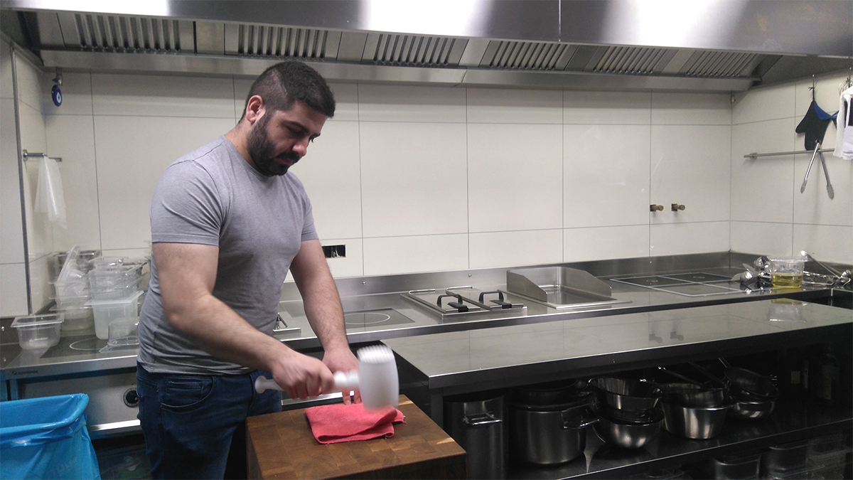 Müslüm Karakoc, Pächter und Wirt des Restaurants Kränzlin, zeigt uns, wo und wie die Cordon bleus zubereitet werden.