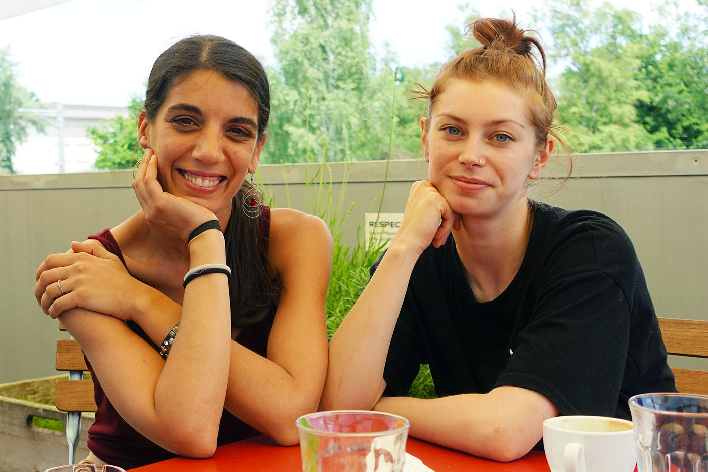 Probepause: Salome Martins (links) und Rachel Lawrence auf der Südpol-Terrasse.