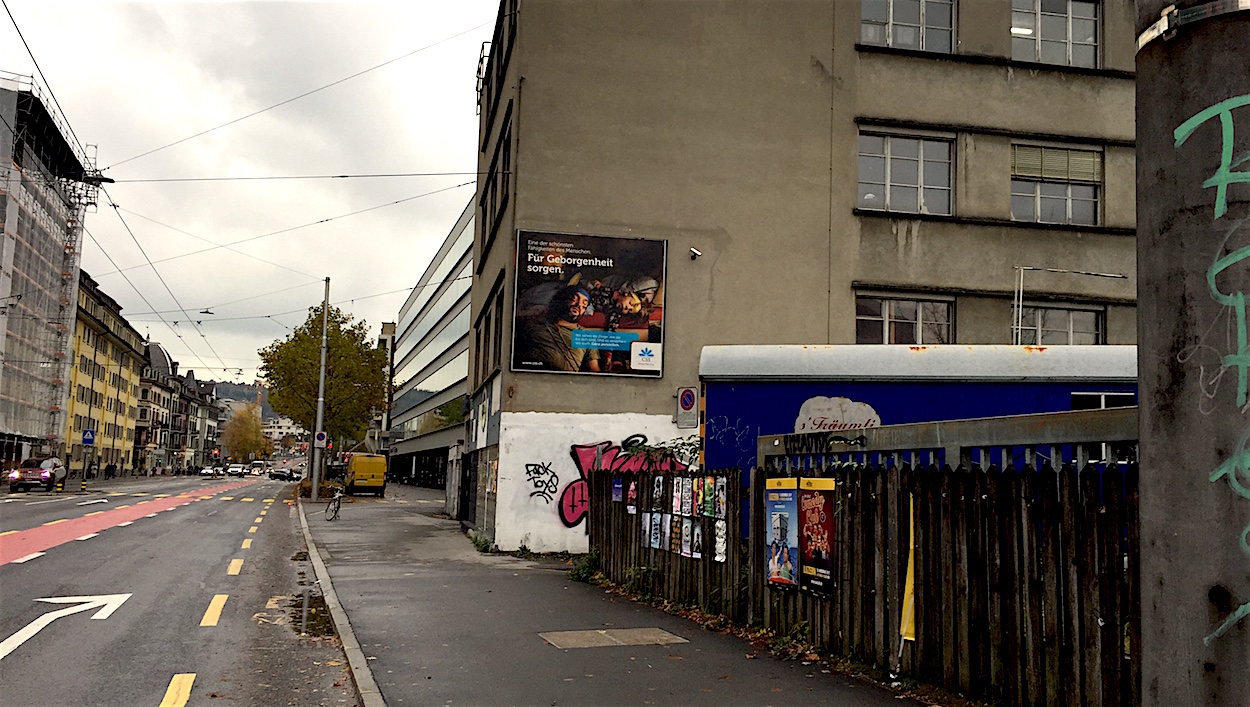 Das umstrittene Gewerbegebäude mit der CSS-Werbung, dahinter der Hauptsitz der Versicherung im Tribschenquartier.