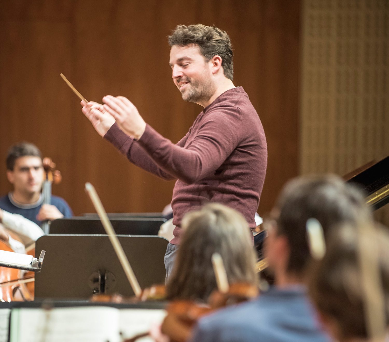 James Gaffigan braucht keine Worte, um dem Orchester seine Freude zu zeigen.