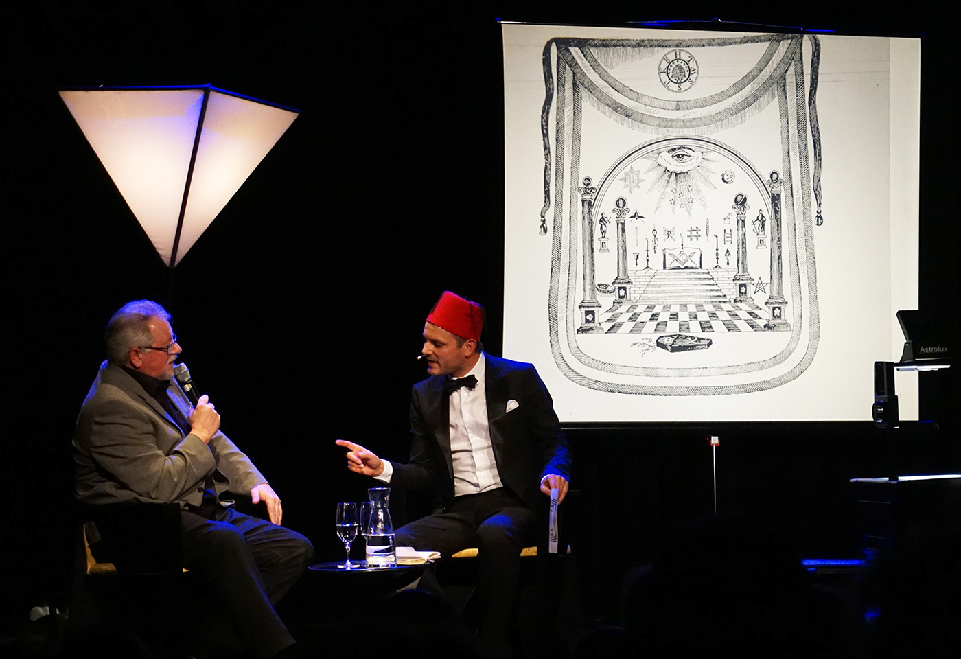 Von Meister zu Meister: Dominic Deville (rechts) und der ranghöchste Luzerner Freimaurer.