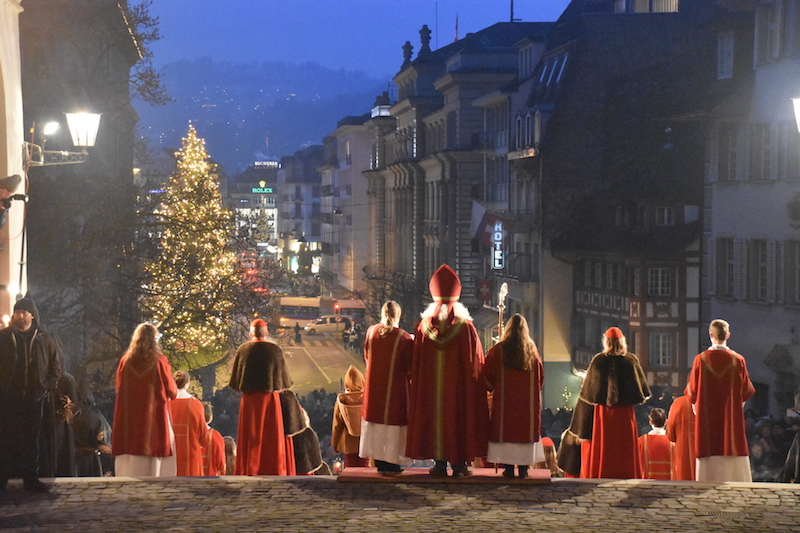 Ein eindrücklicher Moment: Der Samichlaus oberhalb der Treppe vor der Hofkirche. In der Stadt nimmt das Leben seinen gewohnten Lauf.