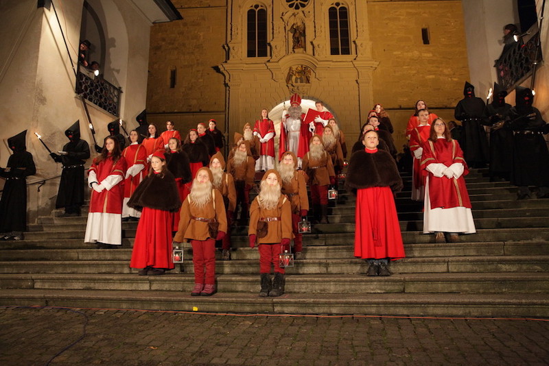 Der Hofsamichlaus und sein Gefolge vor der Hofkirche.