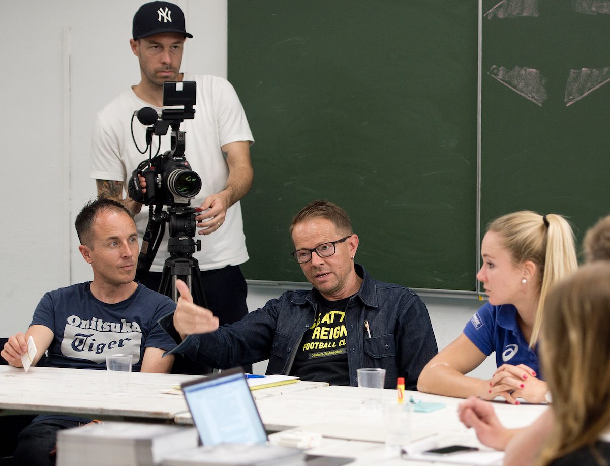 Engagiert: Bänz Friedli (Mitte) an einer Redaktionskonferenz mit Viktor Rüthlin und Ariella Kaeslin.
