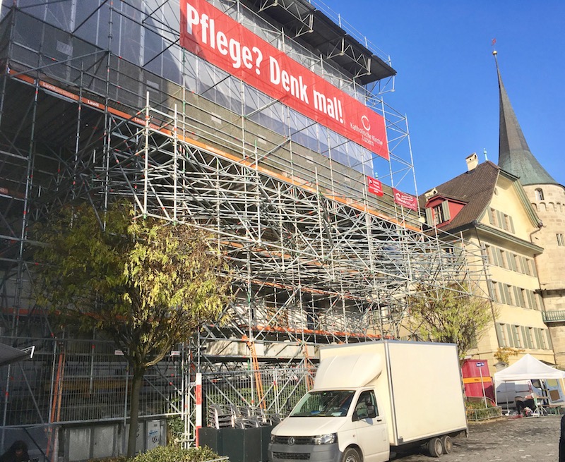 An der Fasnacht wohl auch zu gefährlich. Das Gerüst ragt weit über den Rosengartplatz.