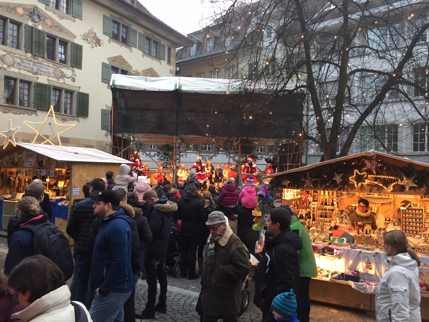 Impression vom letztjährigen Weihnachtsmarkt. Auf der Bühne neben dem Haus zur Münz finden Konzerte und Darbietungen statt.