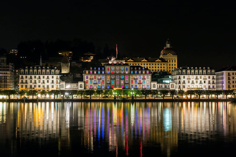 Das Hotel Schweizerhof Luzern bei Nacht.