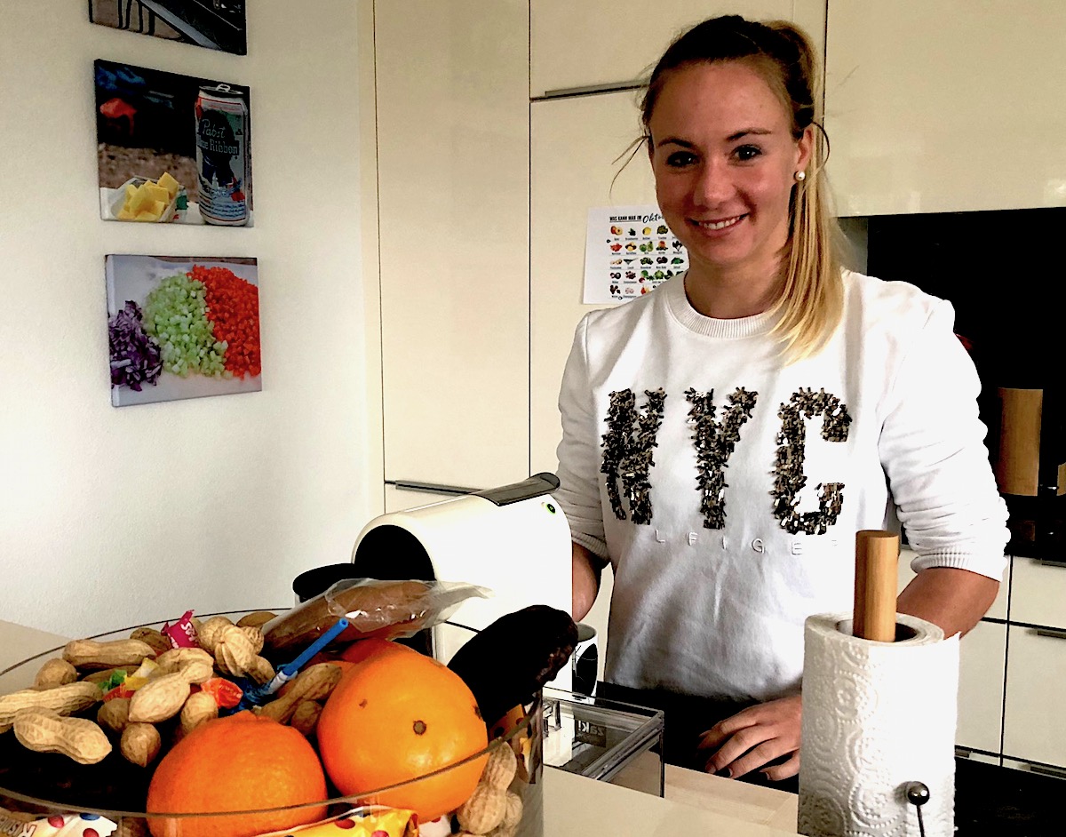 Endlich ein freier Mensch: Ariella Kaeslin in ihrer eigenen Küche beim Kaffeemachen.