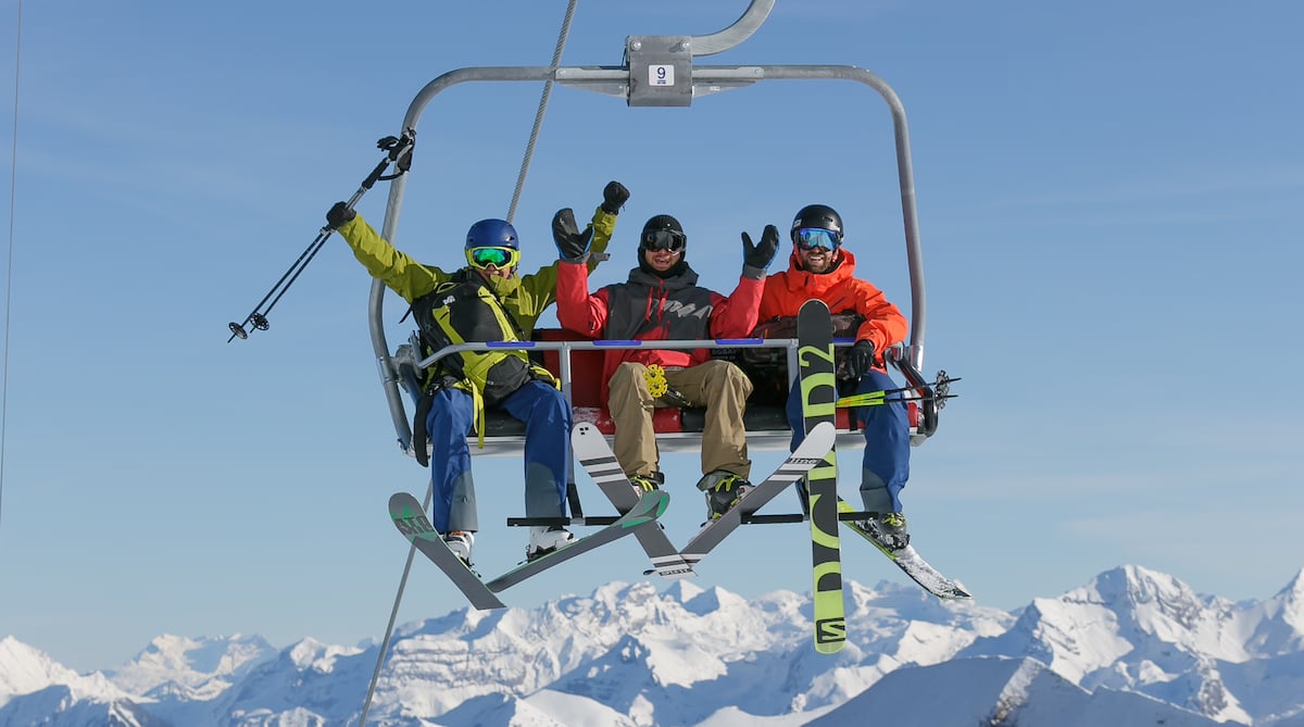 Zufriedene Skifahrer schweben in der neuen Sesselbahn zu Schneeabenteuern.