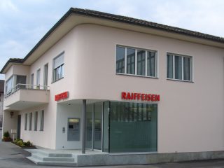 Die Raiffeisenbank an der Luzernerstrasse in Meggen.
