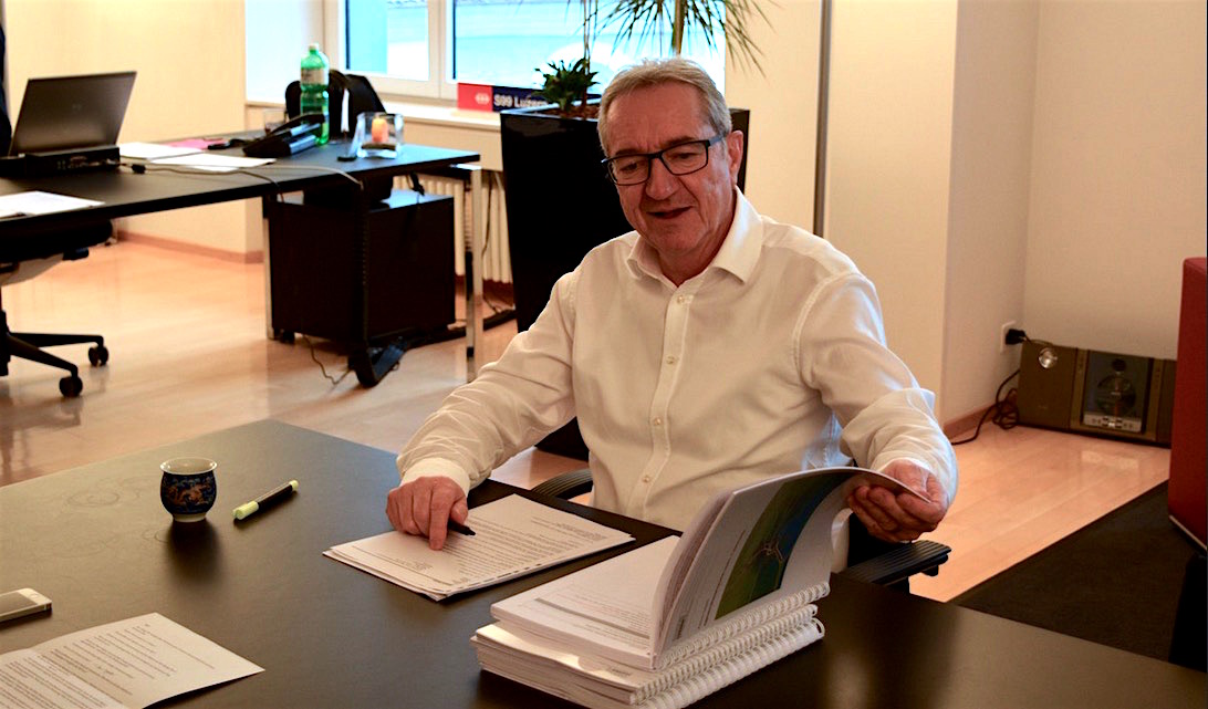 Der Luzerner Regierungsrat Robert Küng studiert das Agglomerationsprogramm. (Bild: les)