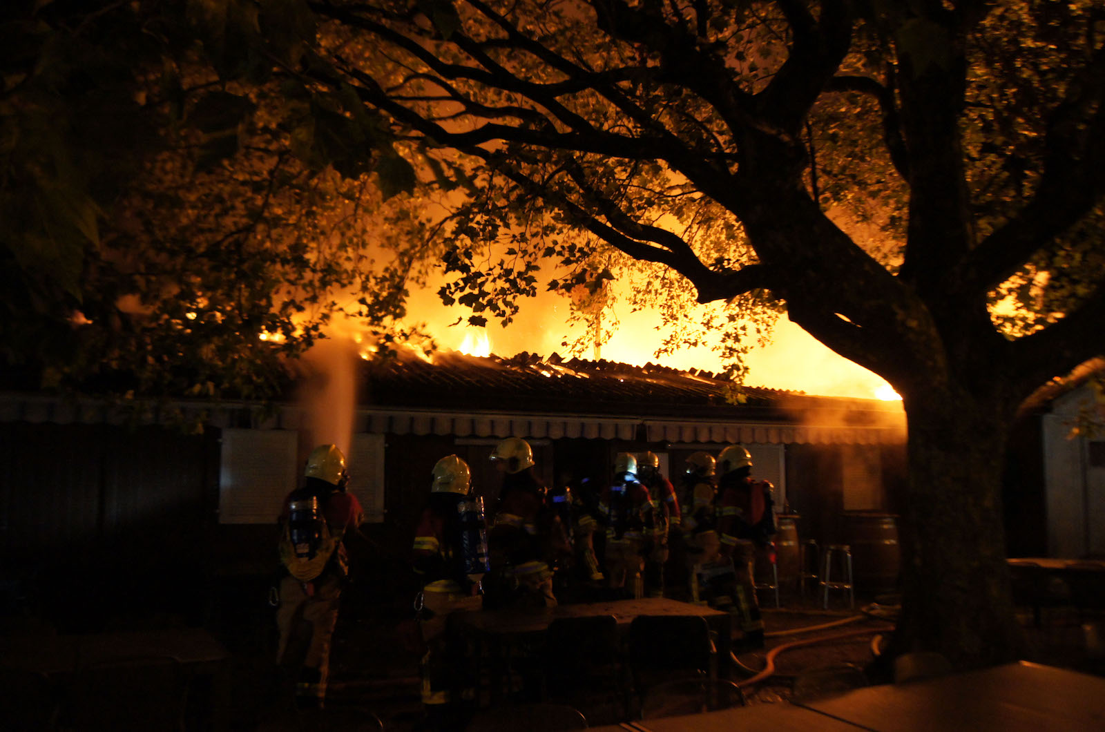 Die Feuerwehr bei den Löscharbeiten am «Centro Españo» an der Chamerstrasse.