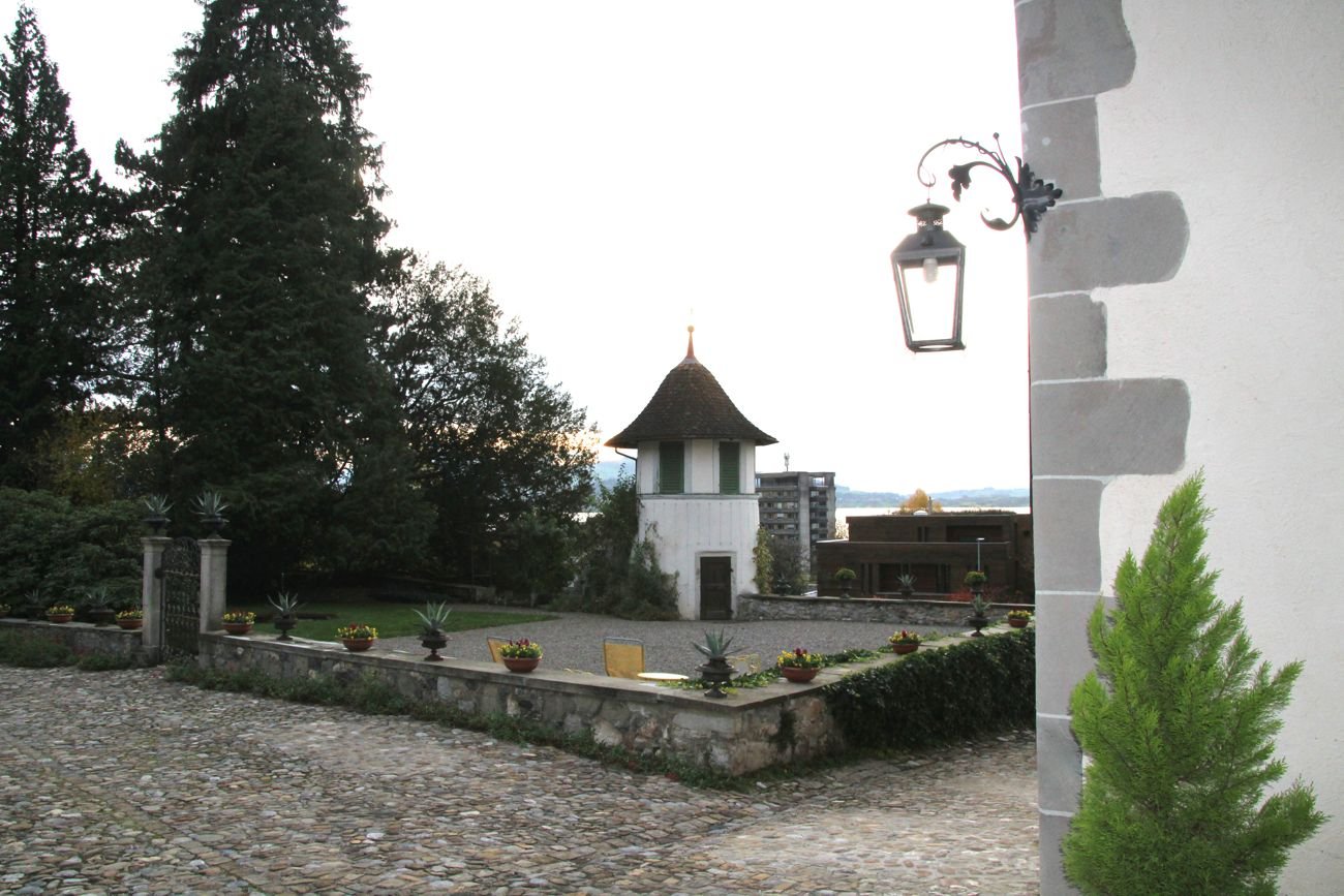 Das kleine Schnaps-Türmchen im Garten mit Springbrunnen.