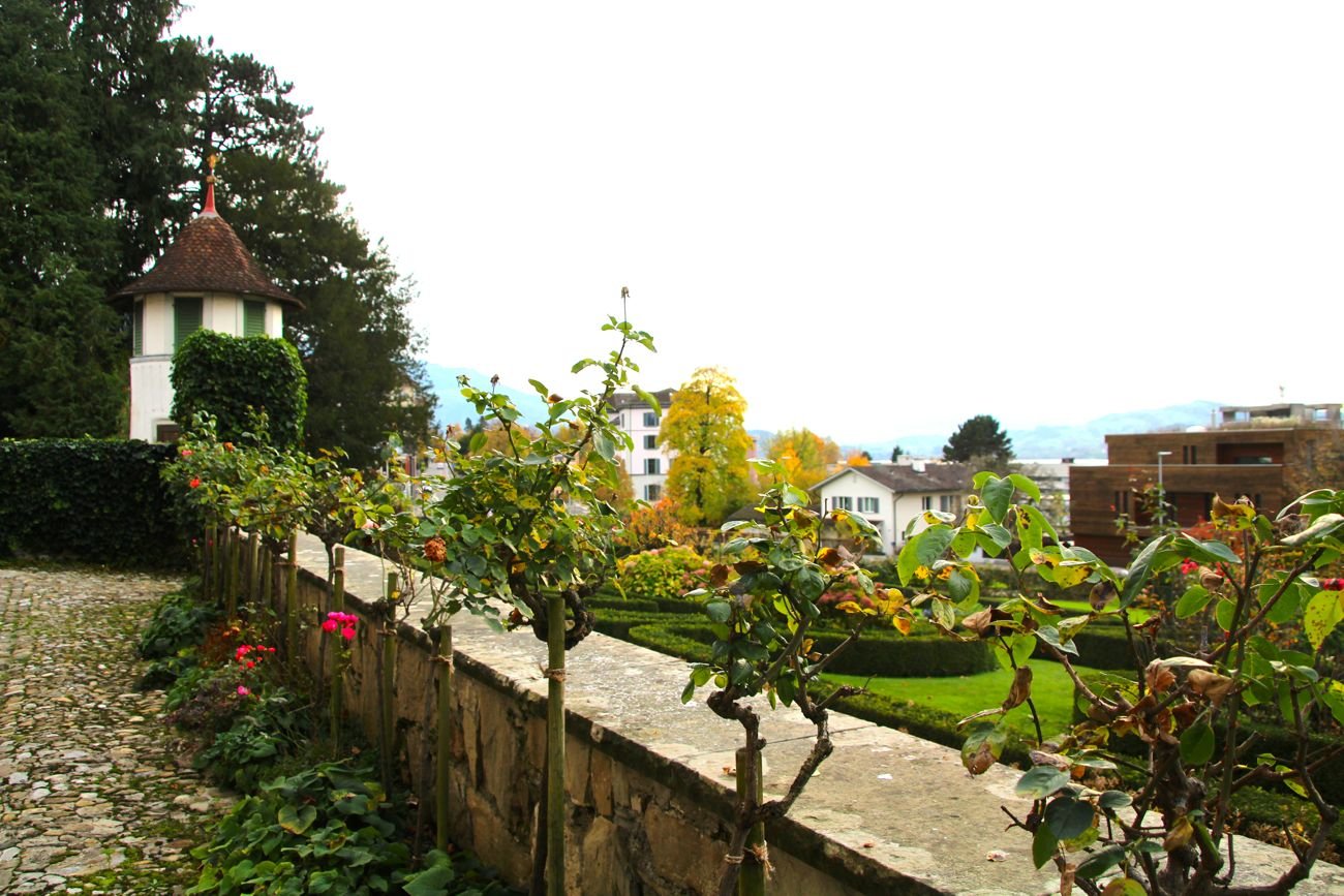 Blick in den Garten des Zurlaubenhofs.