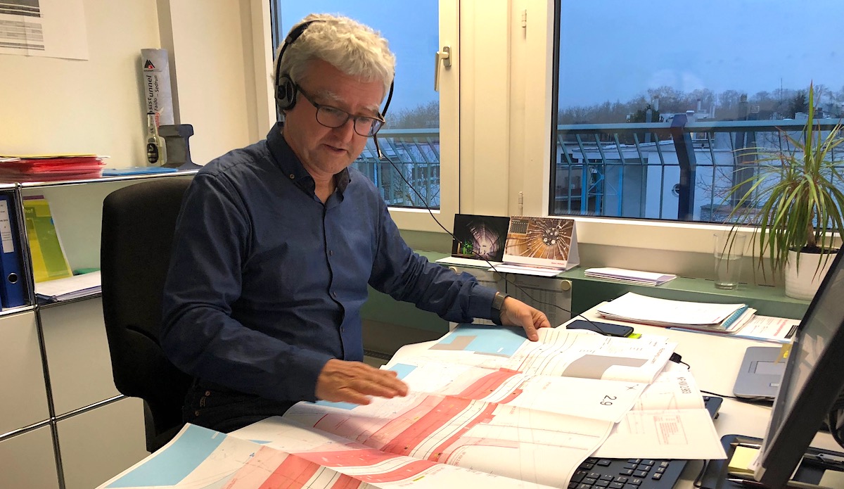 Herr der Brücken und Pläne: Bauingenieur András Özvegyi im Büro in der Tribschenstadt.