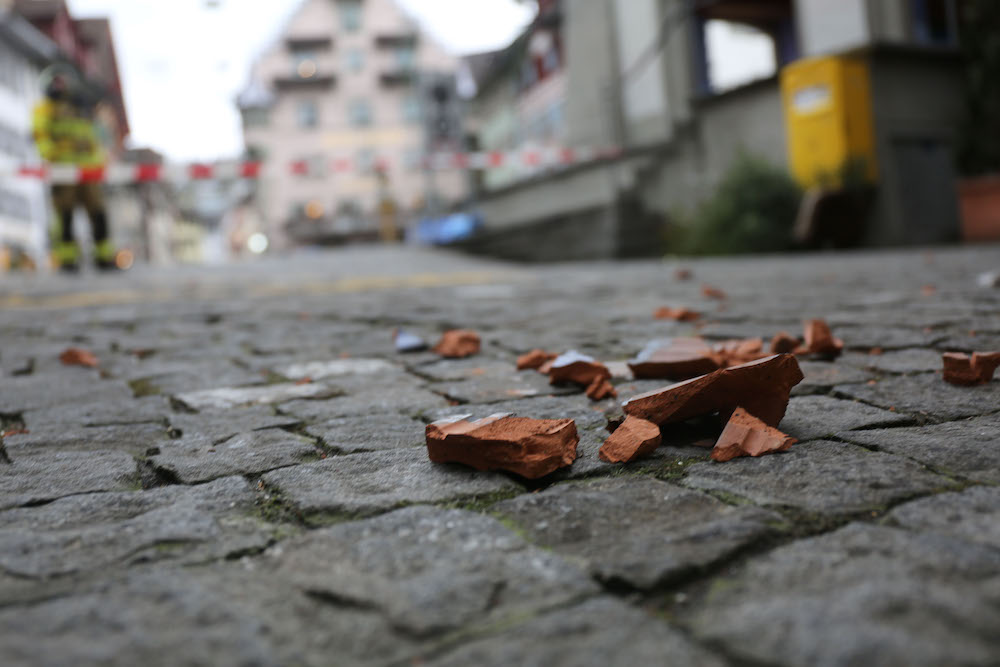 Scherben nach dem Sturm: Impression aus der Zuger Altstadt.