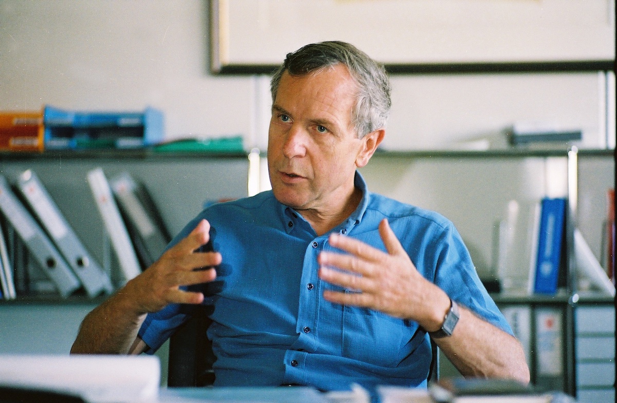 Fernseh-Chefredaktor Peter Studer in seinem Büro 1992. 