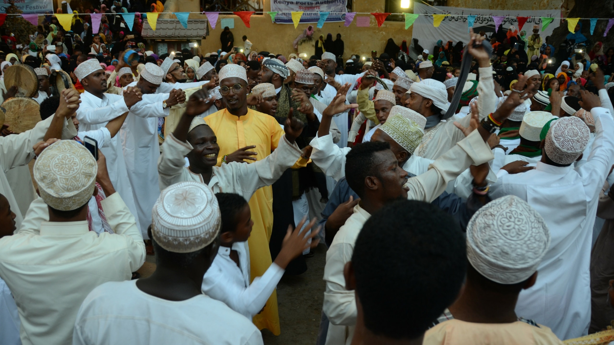 Muslime feiern in Lamu den Geburtstag des Propheten Mohamed mit einer Prozession.